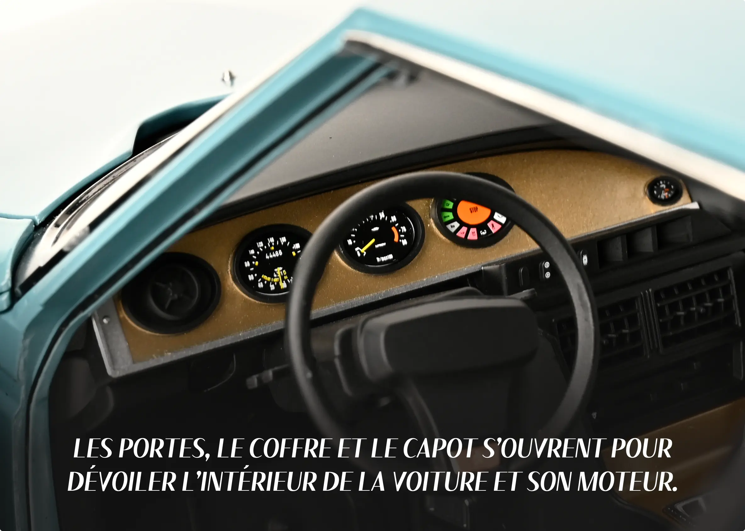 Les portes, le coffre et le capot s’ouvrent pour dévoiler l’intérieur de la voiture et son moteur.